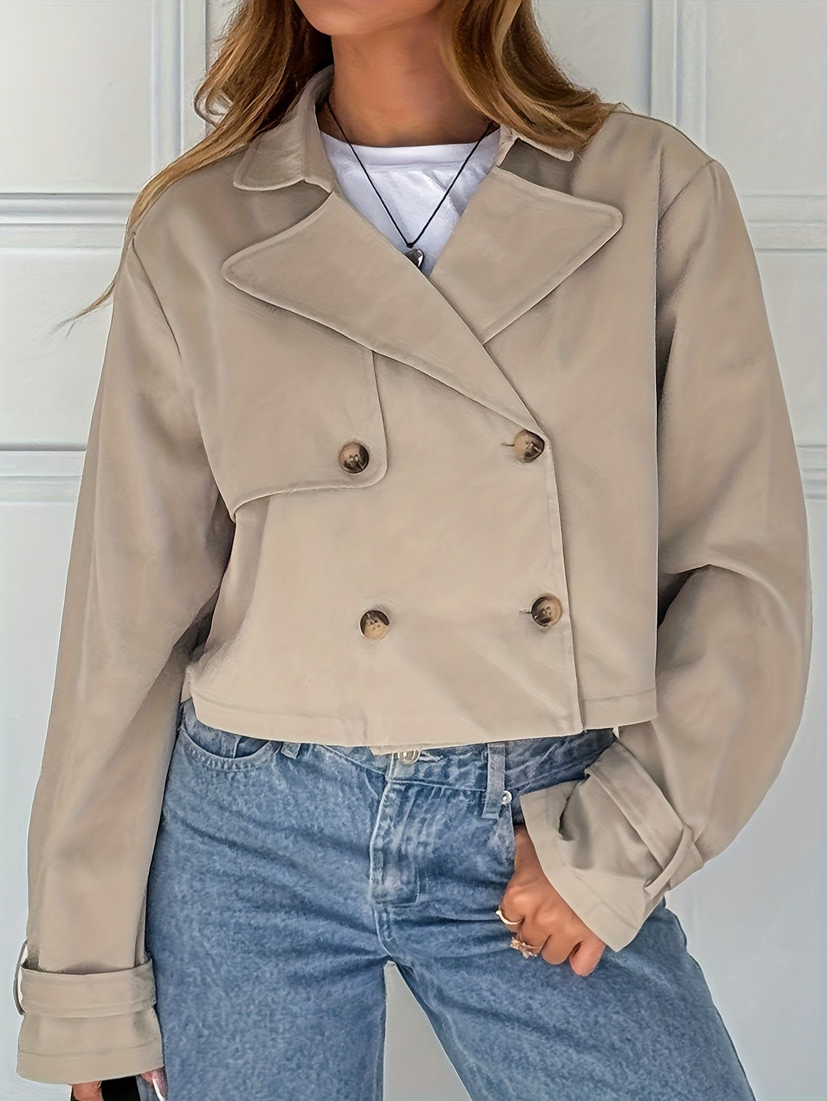 Carol / Elegante abrigo corto color caqui para mujer con solapas de muesca, manga larga, cierre cruzado de doble botonadura y estilo casual