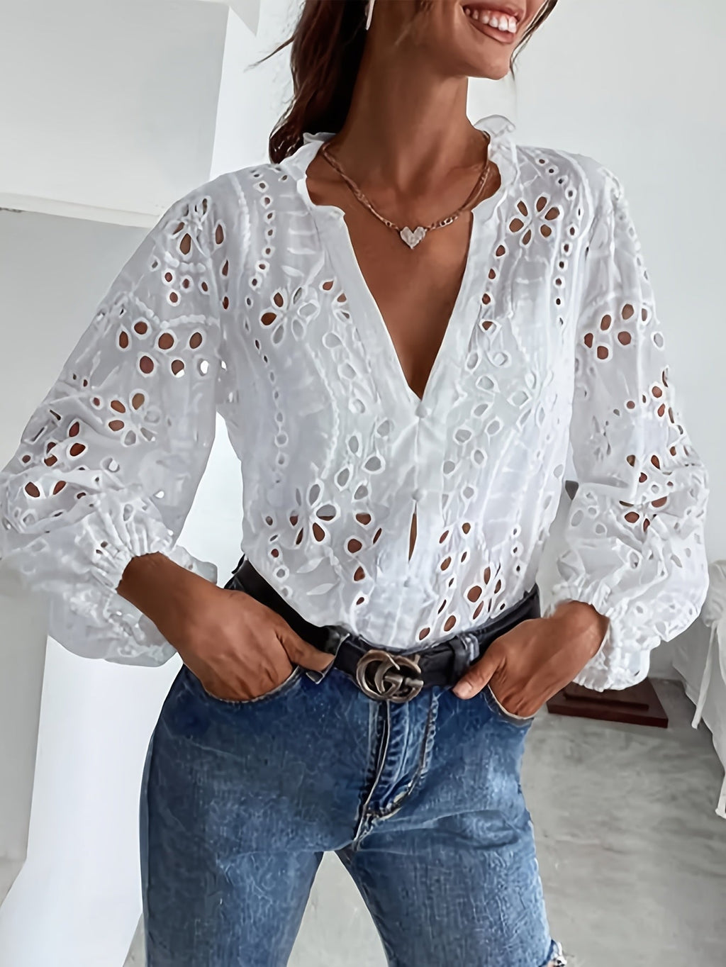 Blusa Bordada de Mujer con Encaje Delicado