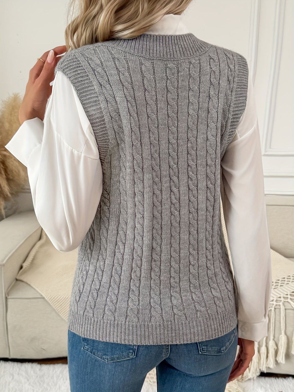 Chaleco de Punto Trenzado Gris Cómodo para Mujer con Cuello en V, Sin Mangas, Ribete Acanalado y Estilo Relajado