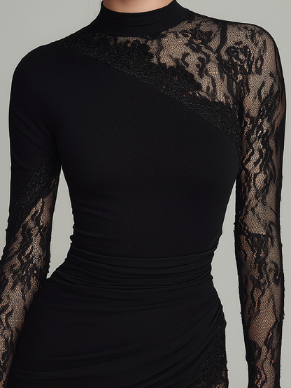 Vestido corto negro de cuello alto con encaje, tul asimétrico y manga larga