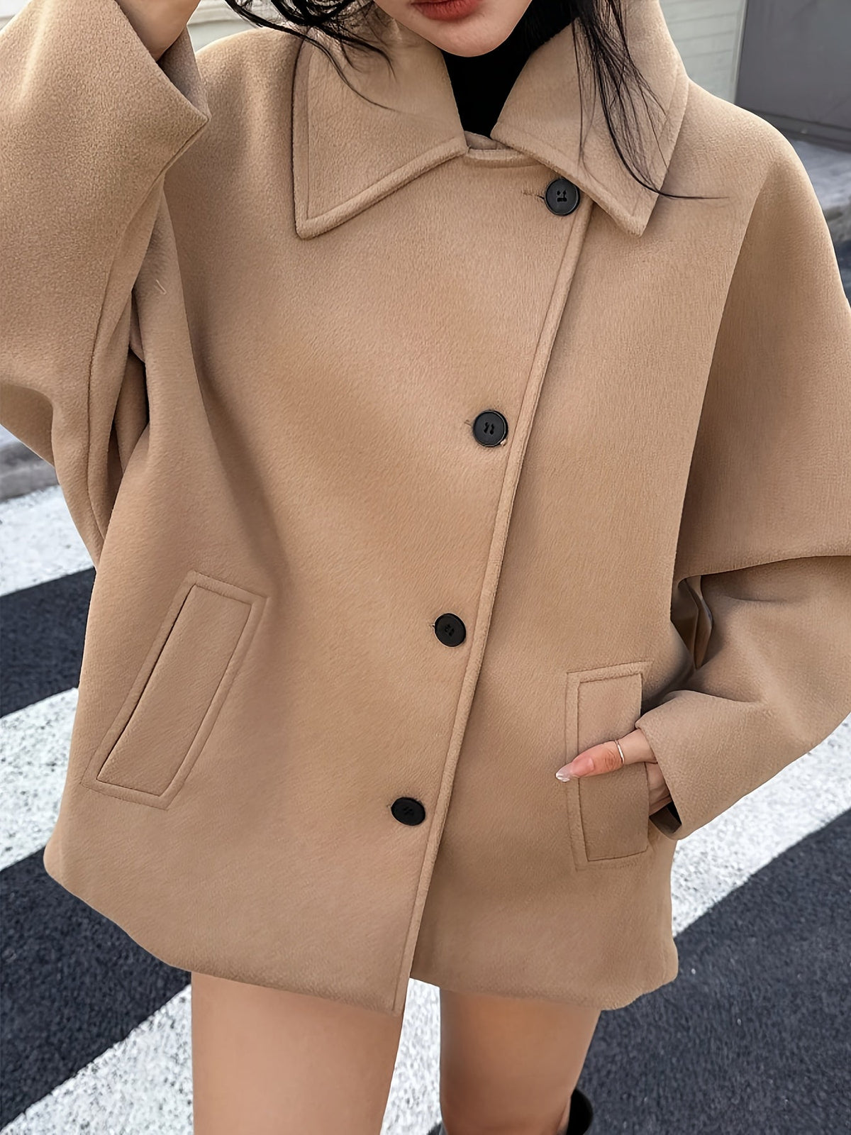 Antonela / Elegante abrigo de lana caqui para mujer con cuello de solapas, mangas murciélago, corte oversize y cierre frontal de botones