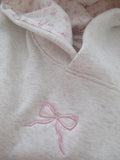 Sudadera Gris Jaspeada con Lazo Bordado Cómoda para Mujer con Capucha, Manga Larga, Forro Floral y Estilo Oversize de Punto