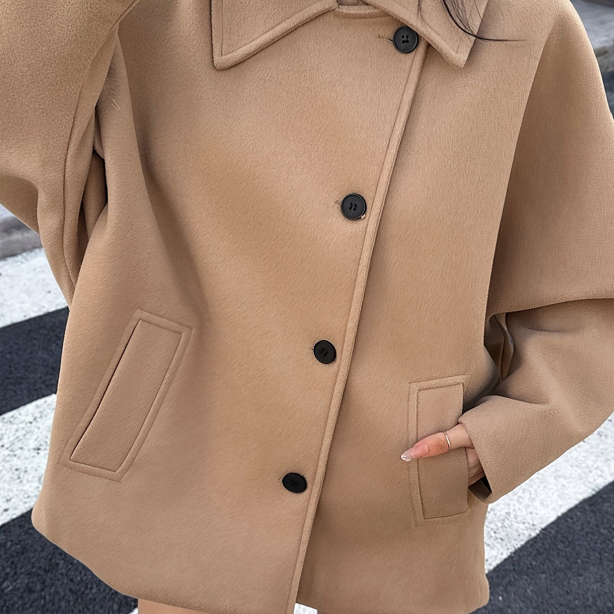 Antonela / Elegante abrigo de lana caqui para mujer con cuello de solapas, mangas murciélago, corte oversize y cierre frontal de botones