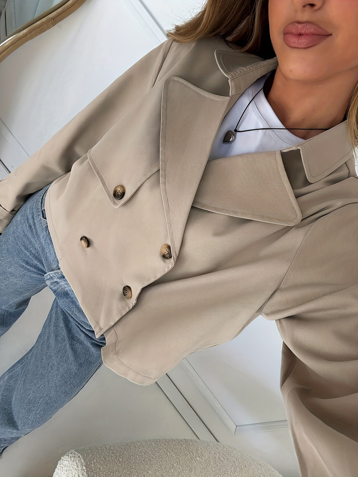 Carol / Elegante abrigo corto color caqui para mujer con solapas de muesca, manga larga, cierre cruzado de doble botonadura y estilo casual