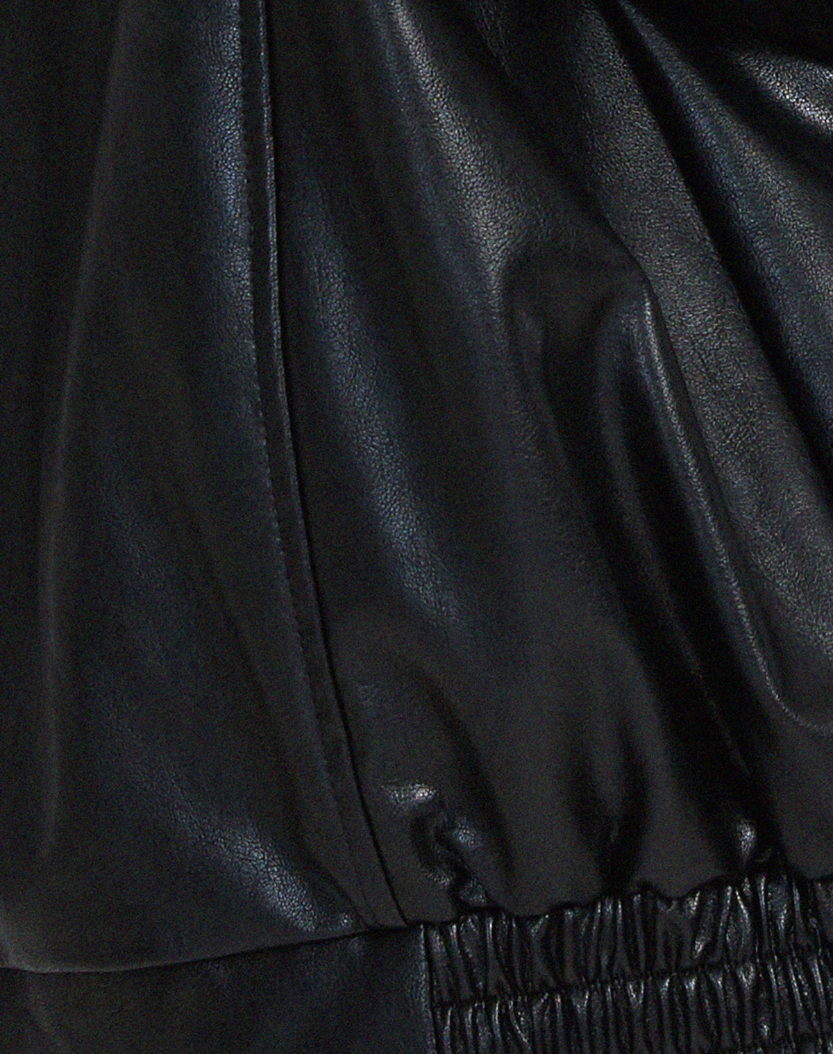 Alejandra / Chaqueta de cuero sintético para mujer con cuello camisero, manga larga y corte oversize relajado
