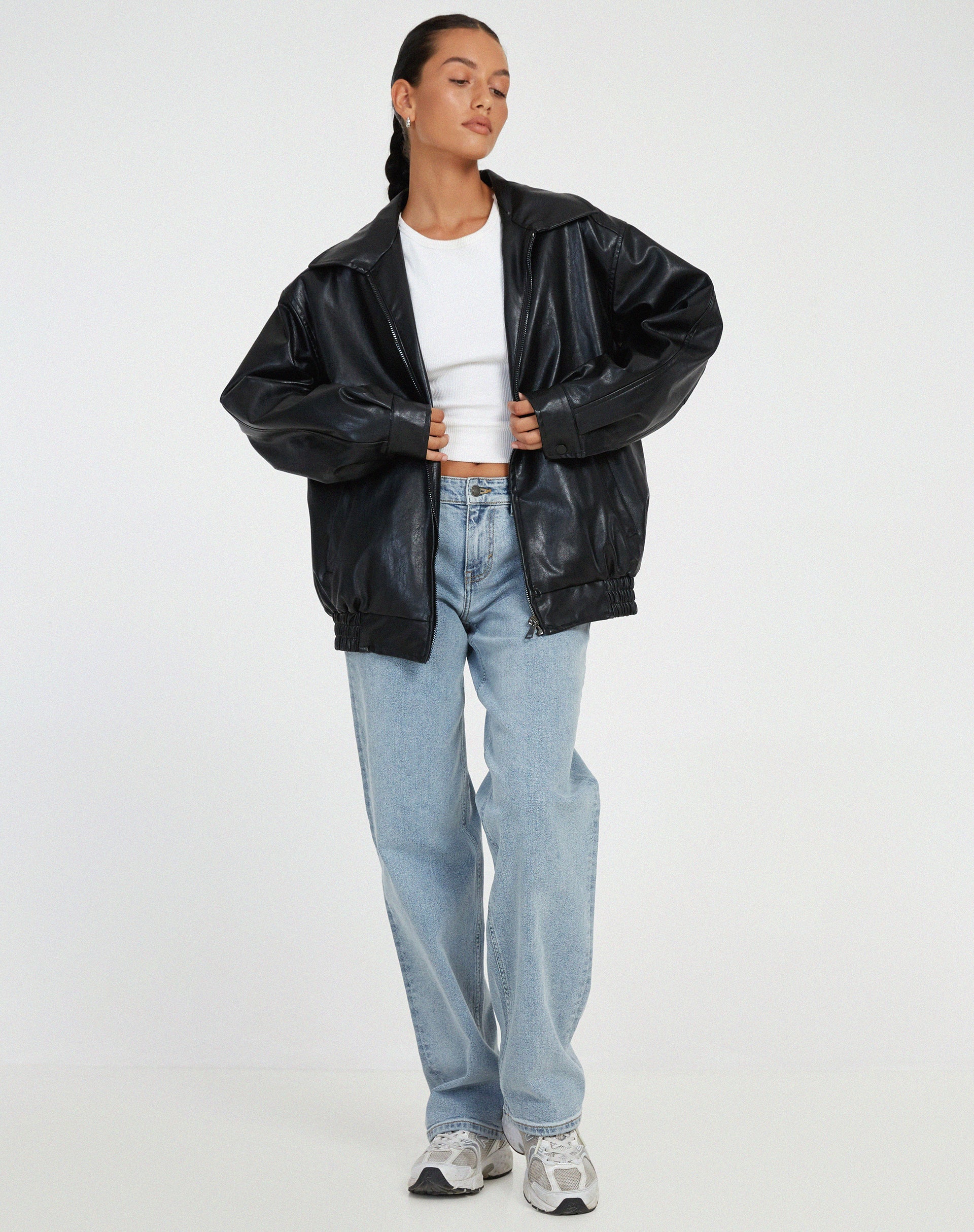 Alejandra / Chaqueta de cuero sintético para mujer con cuello camisero, manga larga y corte oversize relajado