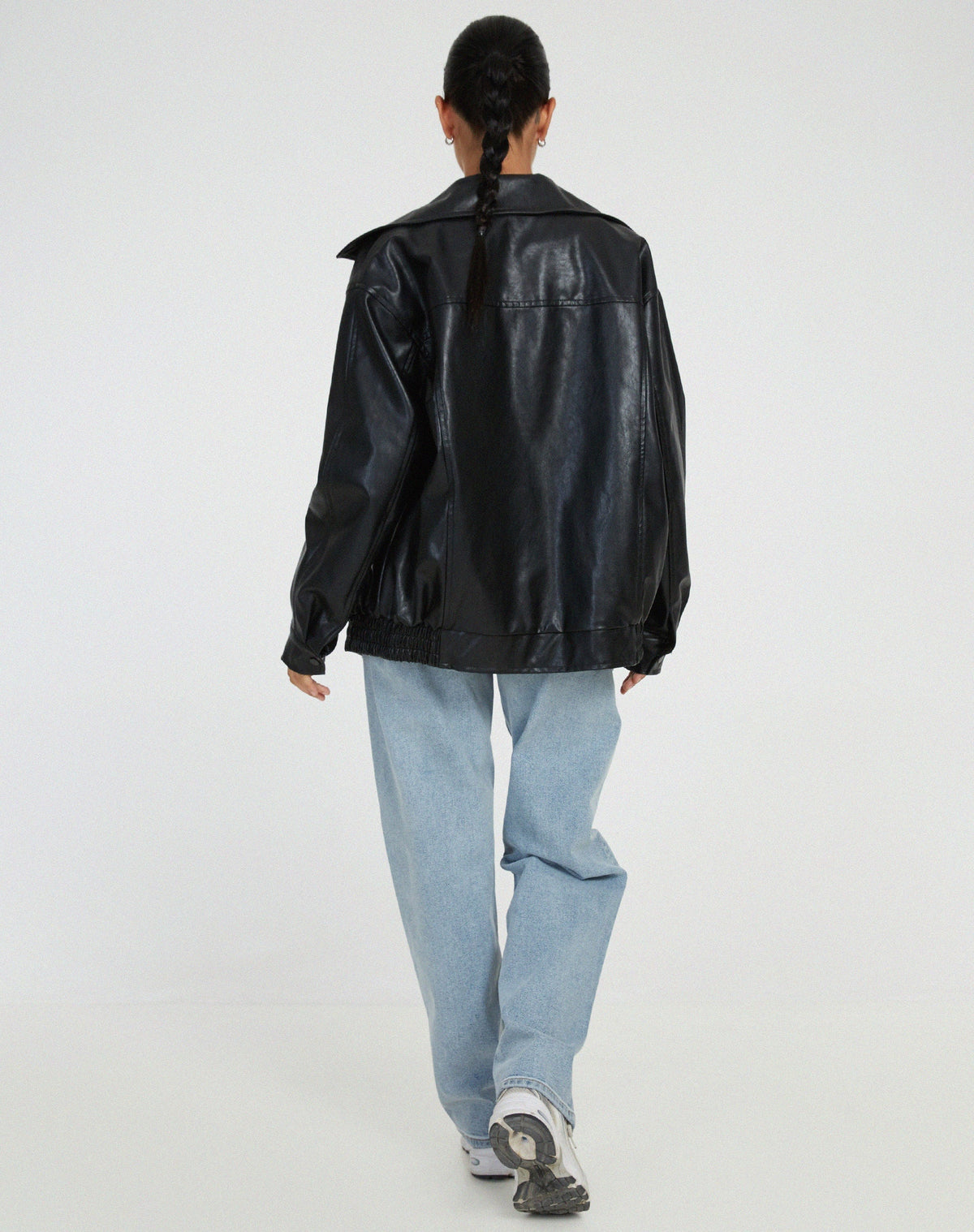 Alejandra / Chaqueta de cuero sintético para mujer con cuello camisero, manga larga y corte oversize relajado