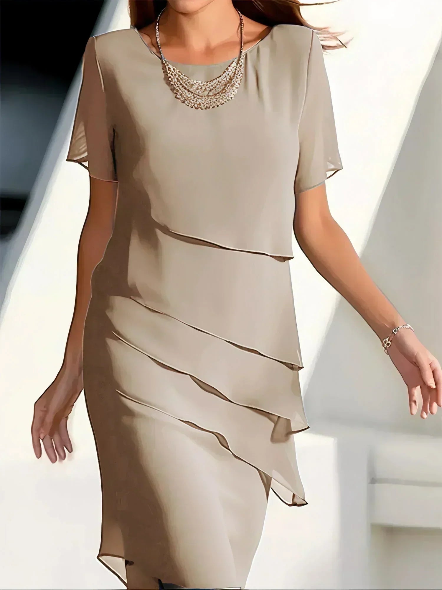 Vestido Midi De Fiesta Con Capas Fluido Y Elegante