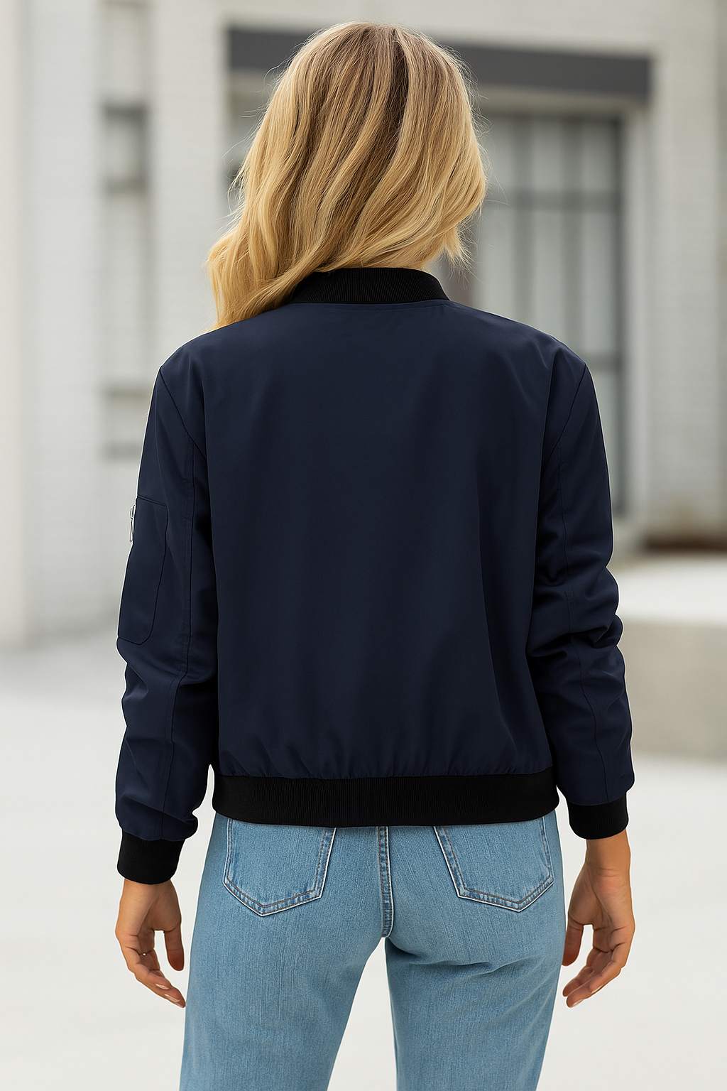 Chaqueta bomber desenfadada para mujer con cuello de canalé, manga larga, cierre frontal de cremallera y estilo casual