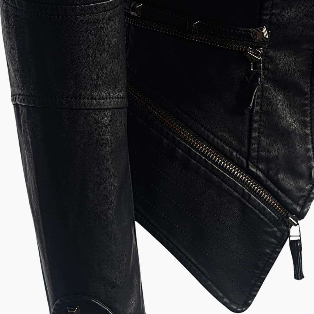Caroline / Elegante chaqueta de cuero negra para mujer con hombros adornados con tachuelas, manga larga y corte peplum estilo biker