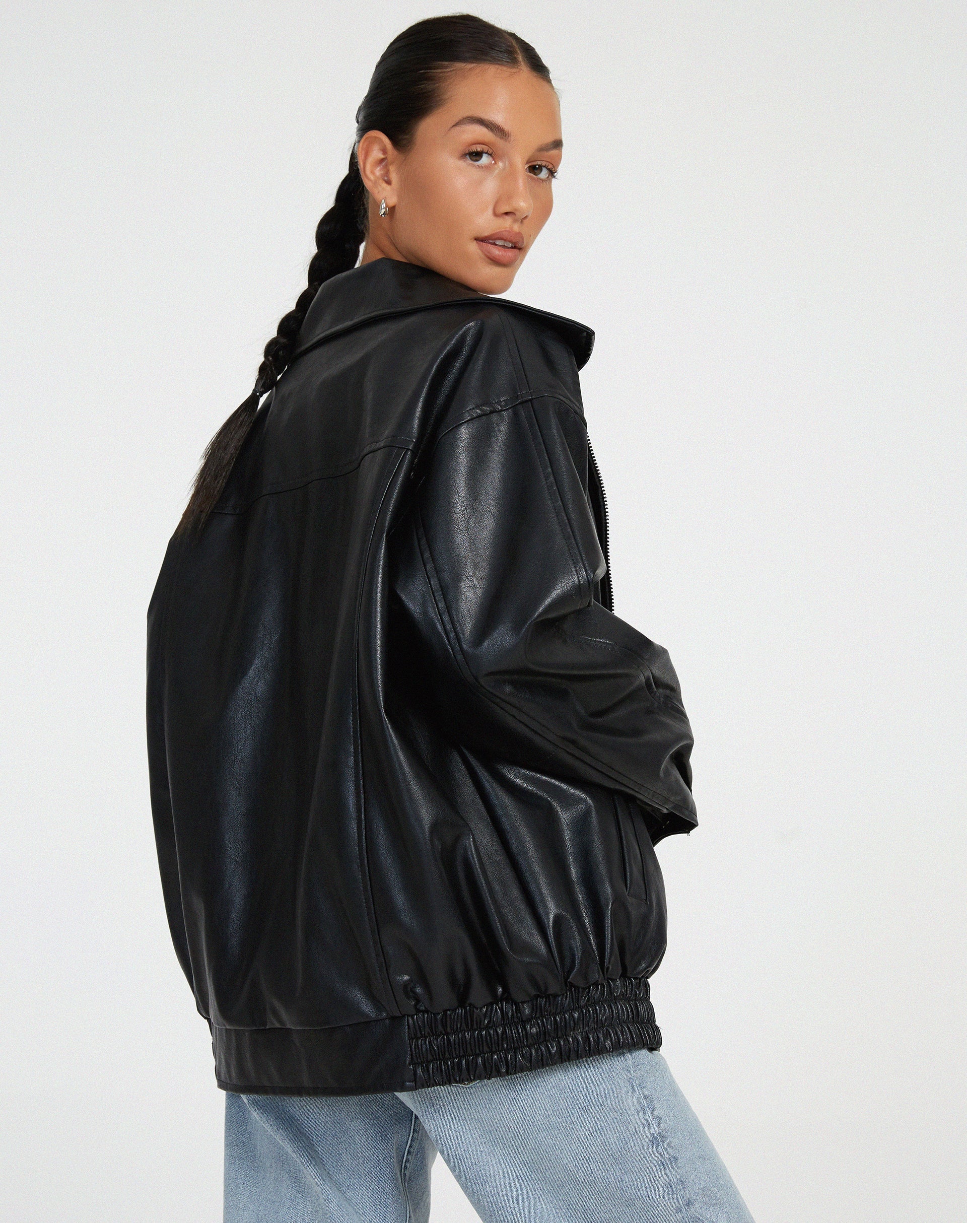 Alejandra / Chaqueta de cuero sintético para mujer con cuello camisero, manga larga y corte oversize relajado