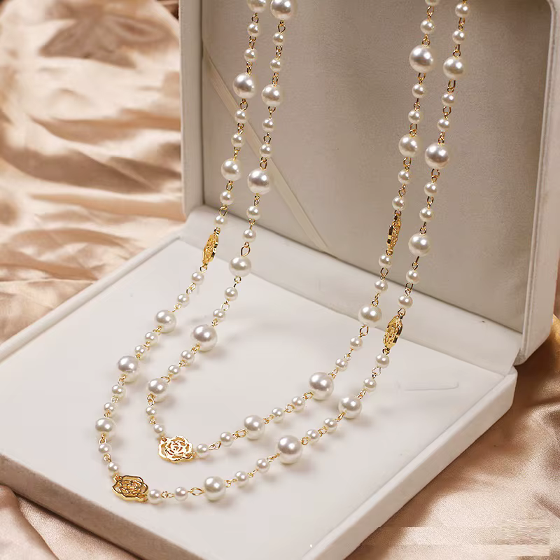 Elegante collar de oro con perlas