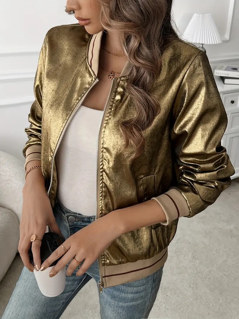 Elegante chaqueta bomber metalizada dorada para mujer con cuello de canalé, manga larga, cierre frontal con cremallera y estilo relajado