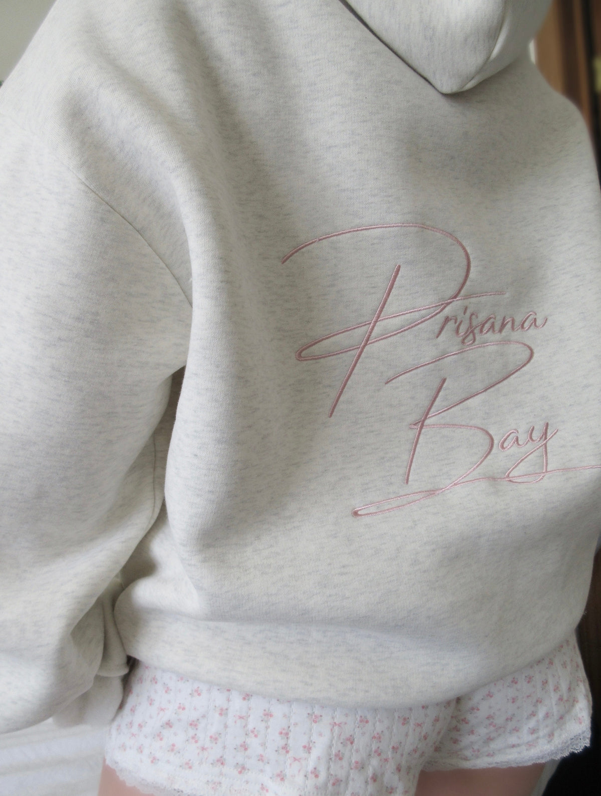 Sudadera Gris Jaspeada con Lazo Bordado Cómoda para Mujer con Capucha, Manga Larga, Forro Floral y Estilo Oversize de Punto