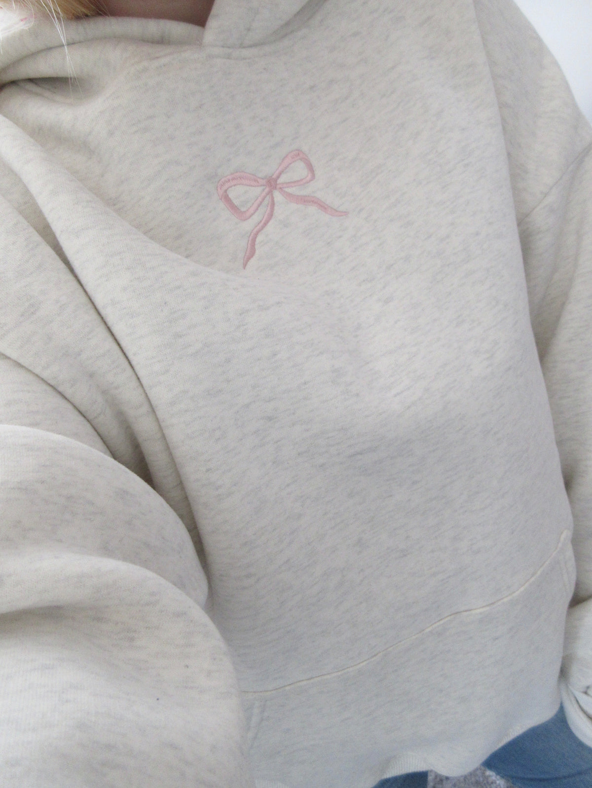 Sudadera Gris Jaspeada con Lazo Bordado Cómoda para Mujer con Capucha, Manga Larga, Forro Floral y Estilo Oversize de Punto