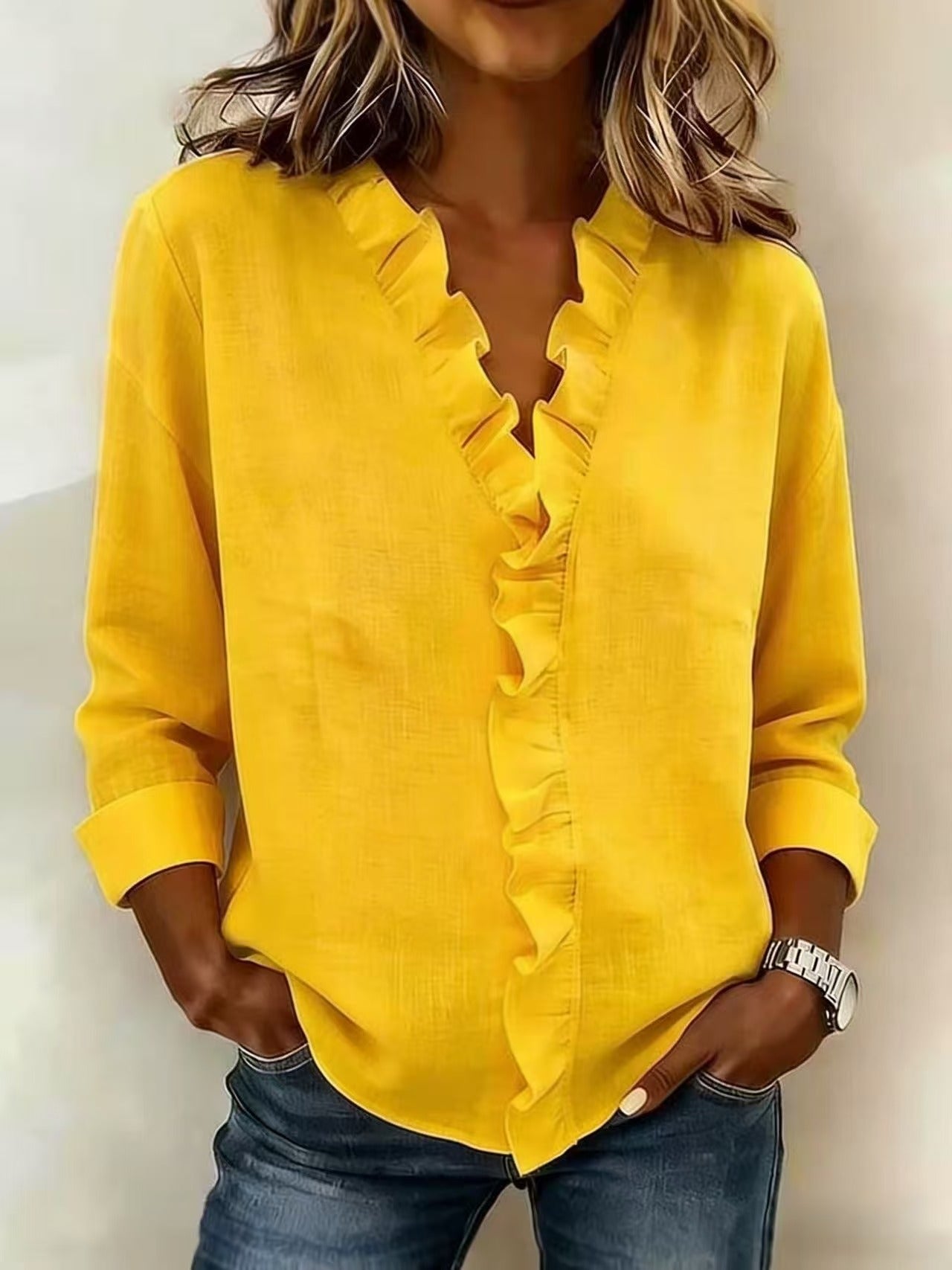 Blusa Elegante con Escote en V y Volantes Delicados