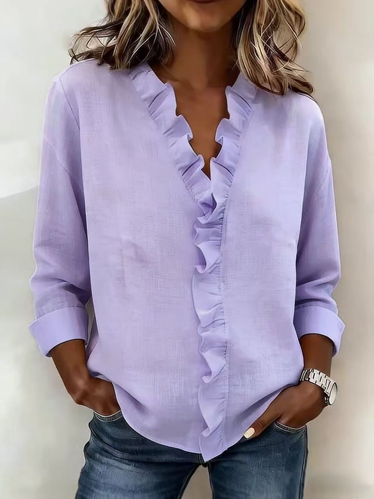 Blusa Elegante con Escote en V y Volantes Delicados