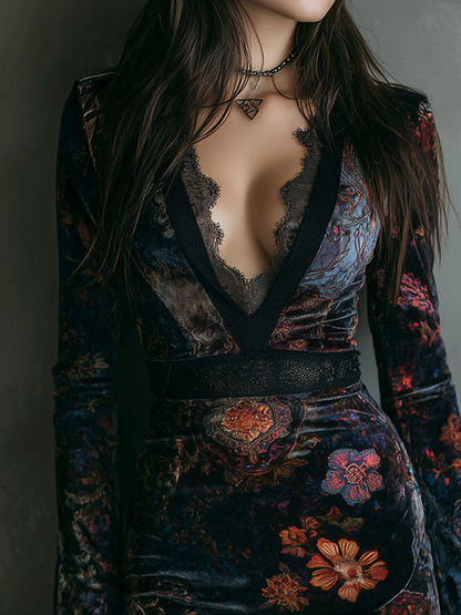 Vestido corto entallado de terciopelo con estampado floral, escote en V y ribete de encaje