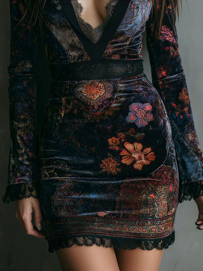 Vestido corto entallado de terciopelo con estampado floral, escote en V y ribete de encaje