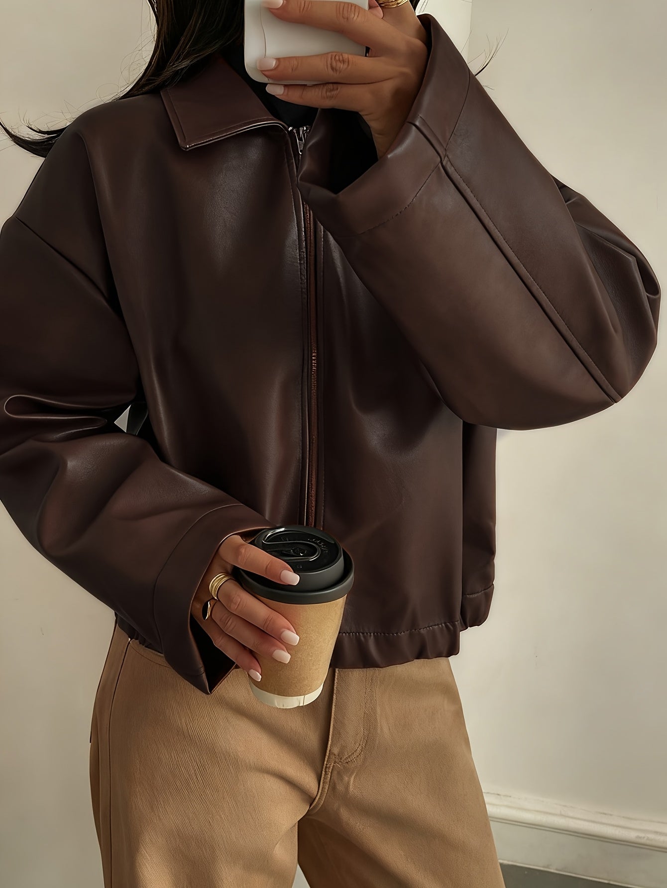 Atenea / Elegante chaqueta de cuero marrón para mujer con cuello, cierre frontal con cremallera y corte cropped