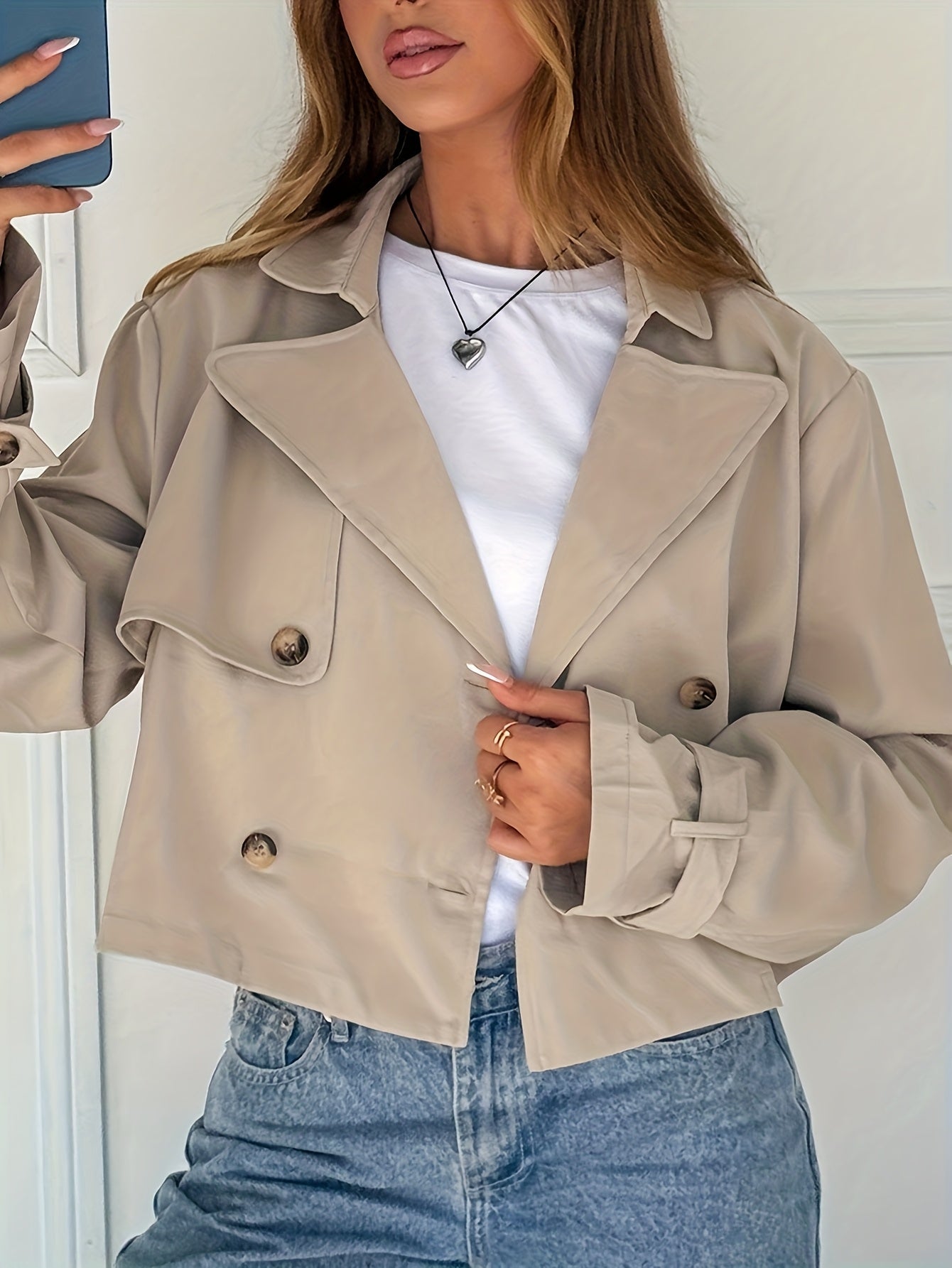 Carol / Elegante abrigo corto color caqui para mujer con solapas de muesca, manga larga, cierre cruzado de doble botonadura y estilo casual