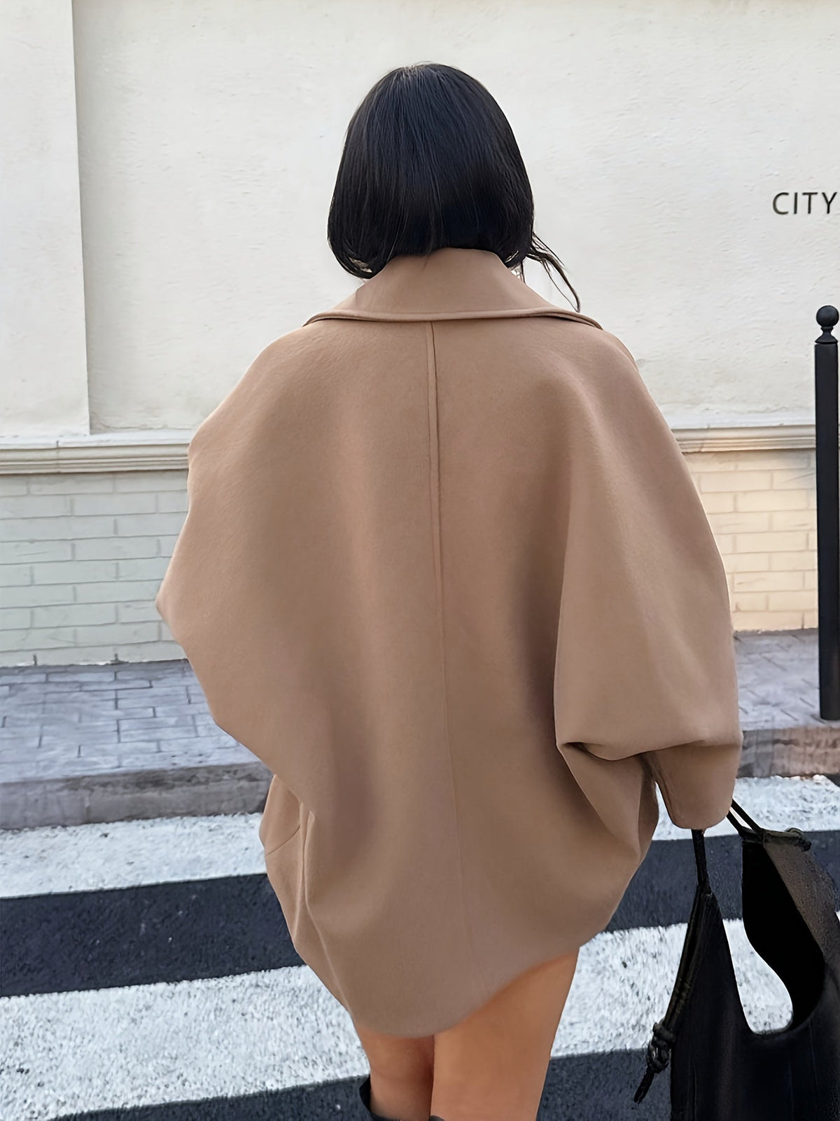 Antonela / Elegante abrigo de lana caqui para mujer con cuello de solapas, mangas murciélago, corte oversize y cierre frontal de botones