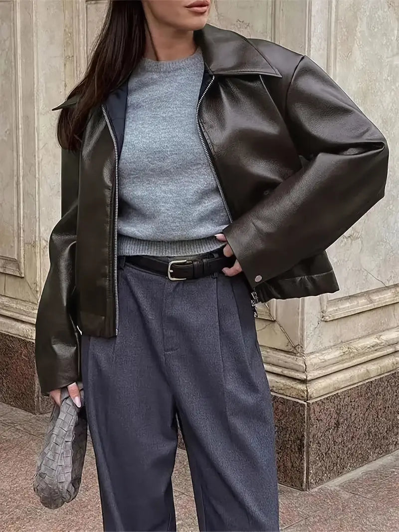 Vitoria / Elegante chaqueta de cuero sintético para mujer con cuello, manga larga y corte oversize cropped