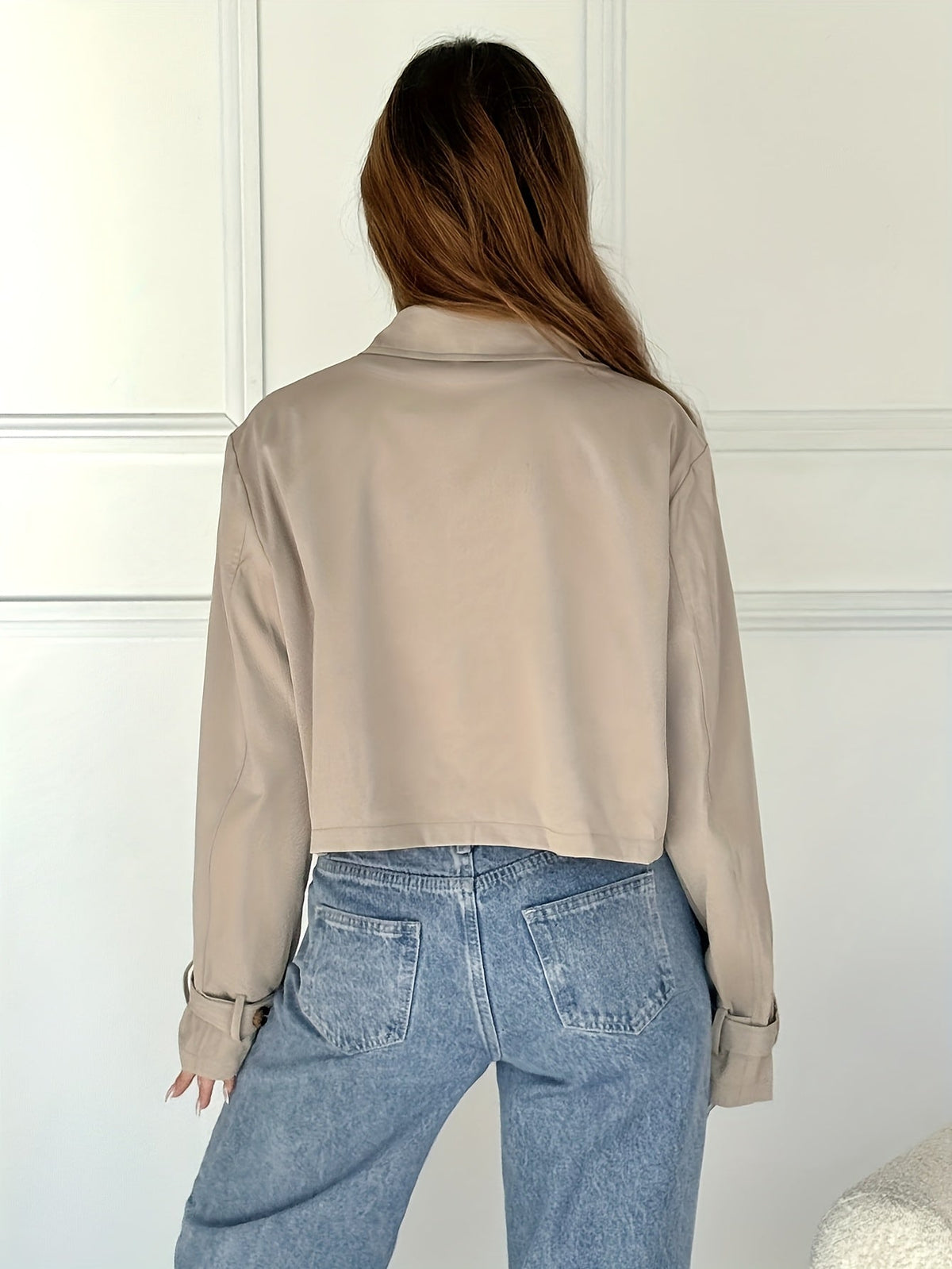 Carol / Elegante abrigo corto color caqui para mujer con solapas de muesca, manga larga, cierre cruzado de doble botonadura y estilo casual