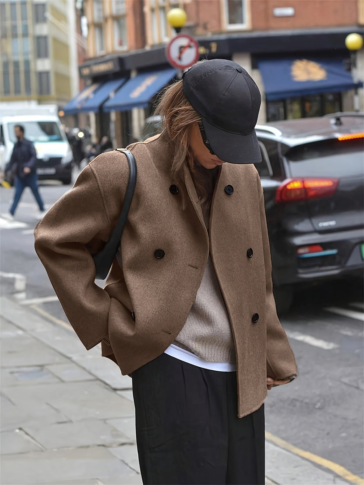Sabrina / Elegante abrigo de lana color camel para mujer, con cuello alto, manga larga, cierre cruzado de doble botonadura y corte oversize