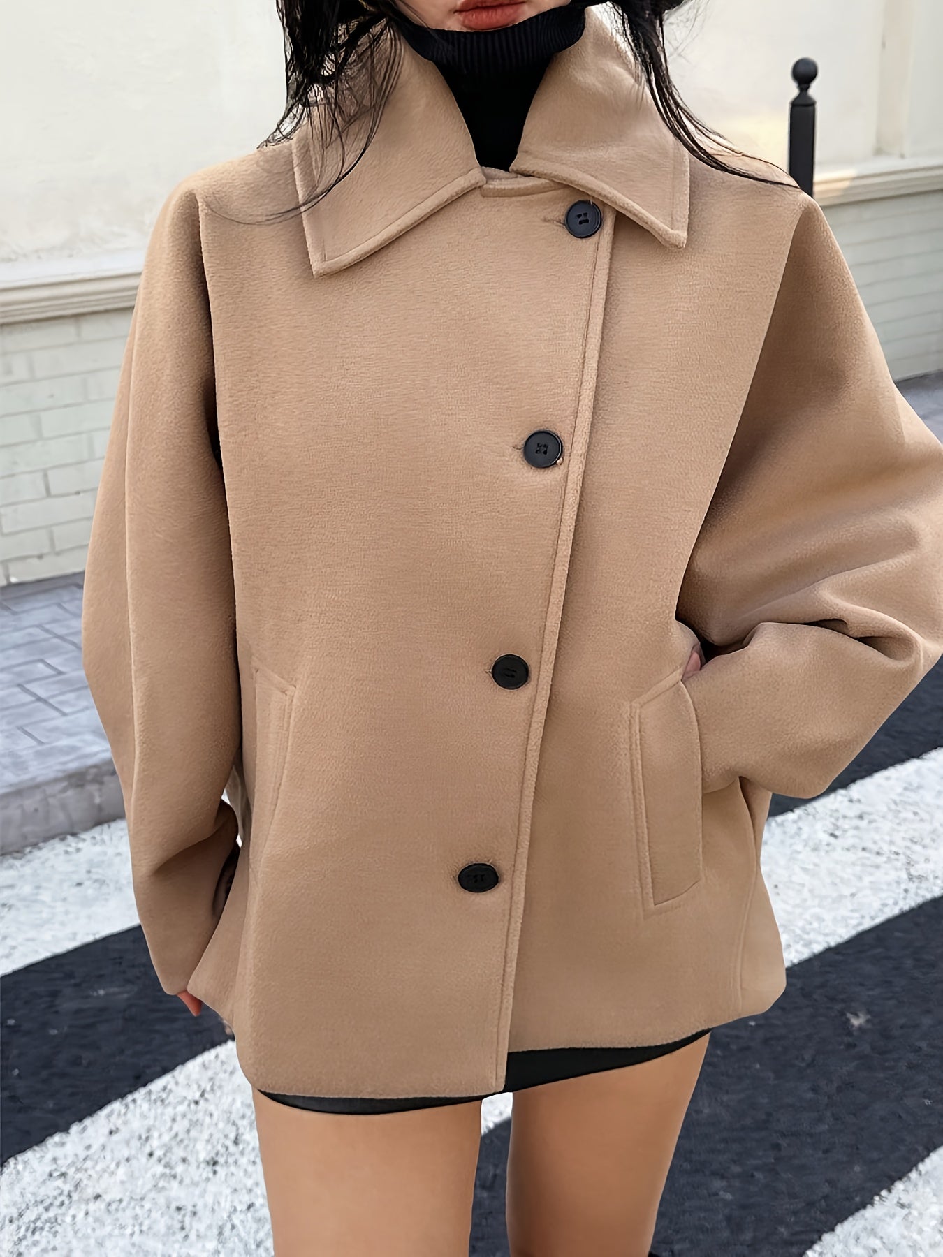 Antonela / Elegante abrigo de lana caqui para mujer con cuello de solapas, mangas murciélago, corte oversize y cierre frontal de botones