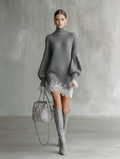 Vestido Mini Cómodo de Punto Gris con Encaje Blanco y Cuello Alto para Mujer