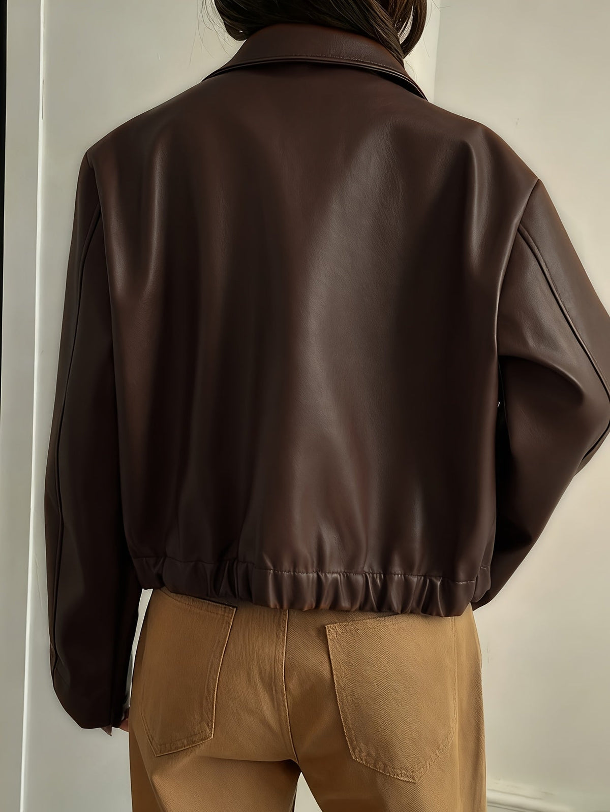Atenea / Elegante chaqueta de cuero marrón para mujer con cuello, cierre frontal con cremallera y corte cropped
