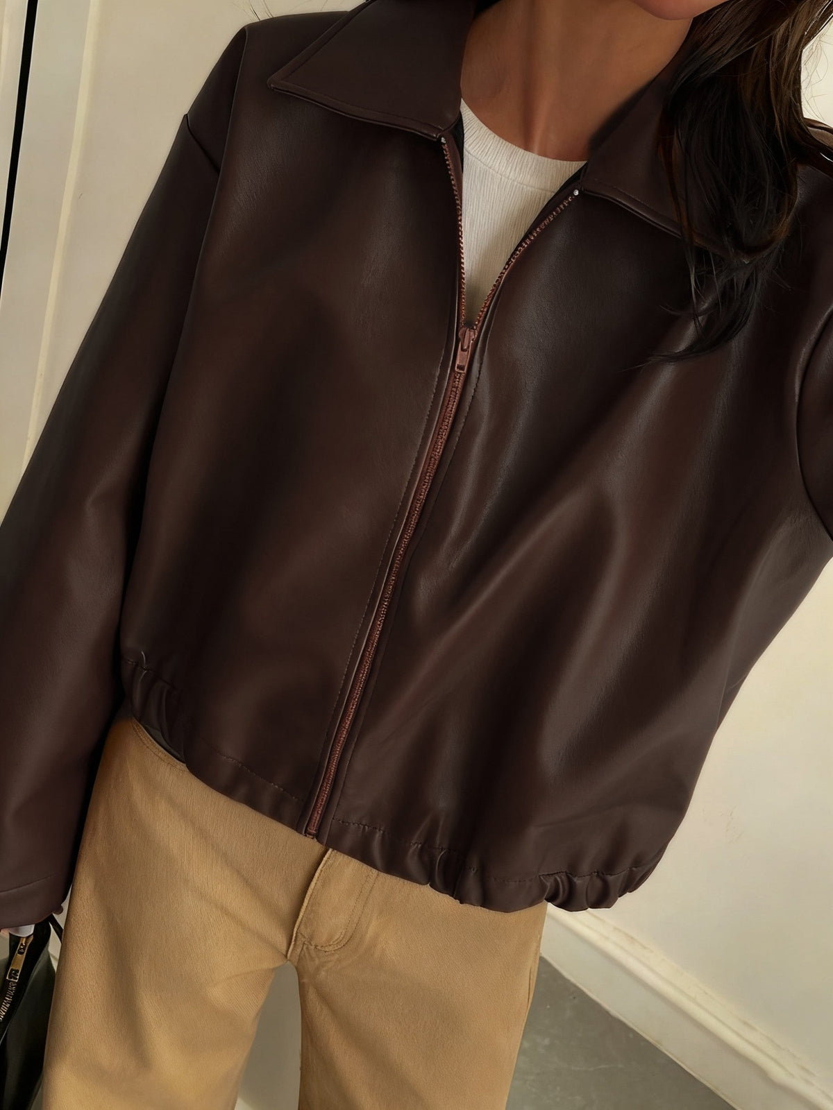 Atenea / Elegante chaqueta de cuero marrón para mujer con cuello, cierre frontal con cremallera y corte cropped