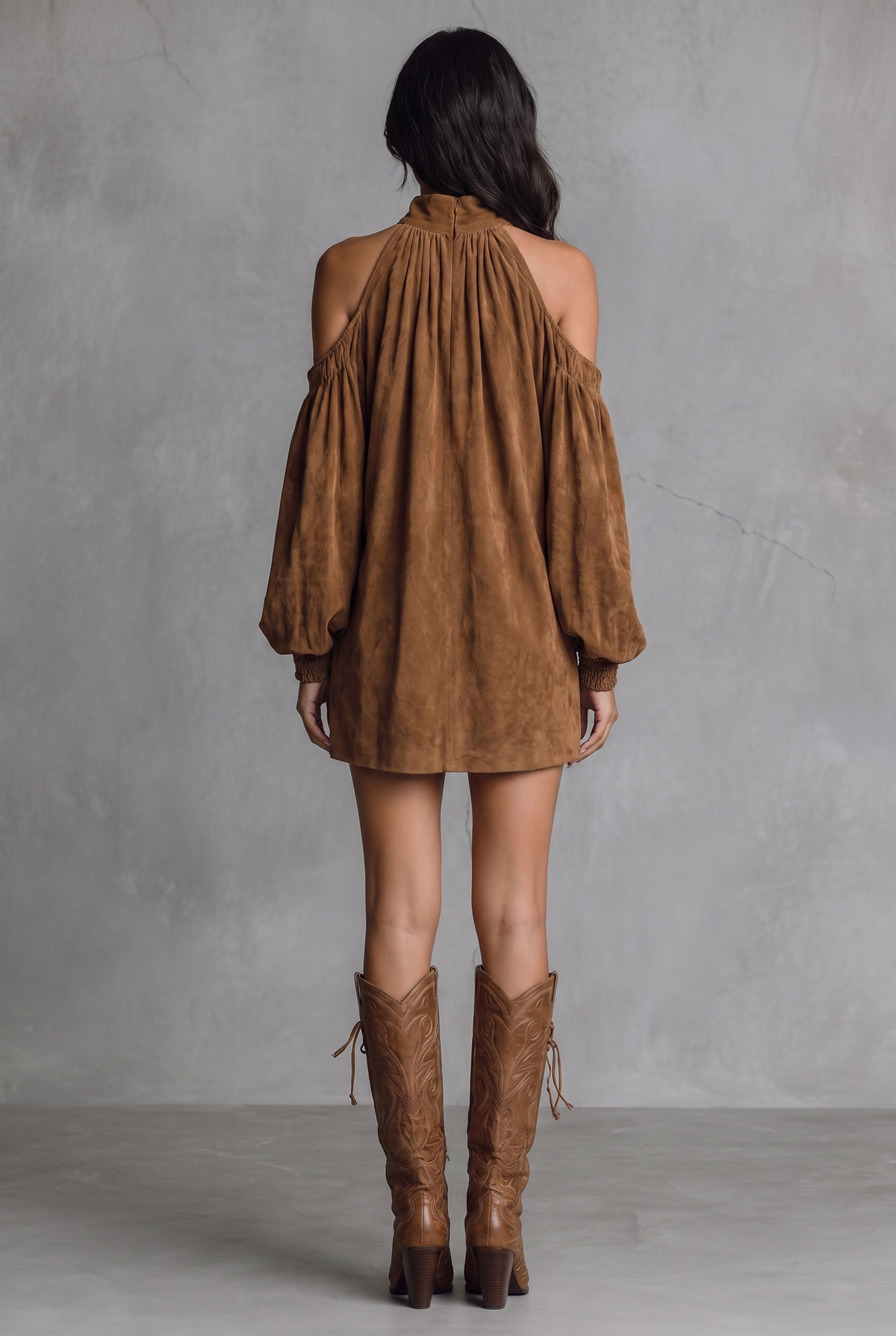 Vestido Mini de Ante Sintético Marrón con Cuello Halter y Mangas Farol
