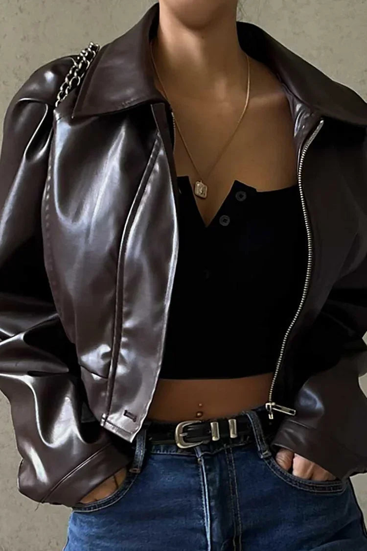 Varela / Elegante chaqueta de cuero marrón para mujer con cuello de solapas, manga larga, cierre frontal con cremallera y corte cropped estilo motero