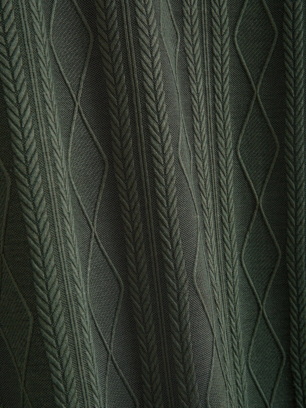 Conjunto Polo Jacquard Geométrico y Pantalón Recto