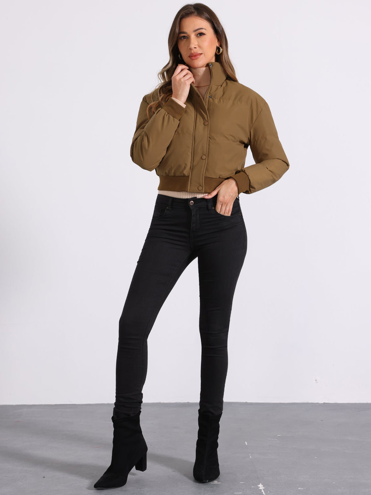 Chaqueta bomber desenfadada para mujer con cierre frontal de cremallera, cuello alto, diseño acolchado y estilo corto