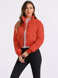 Chaqueta bomber desenfadada para mujer con cierre frontal de cremallera, cuello alto, diseño acolchado y estilo corto