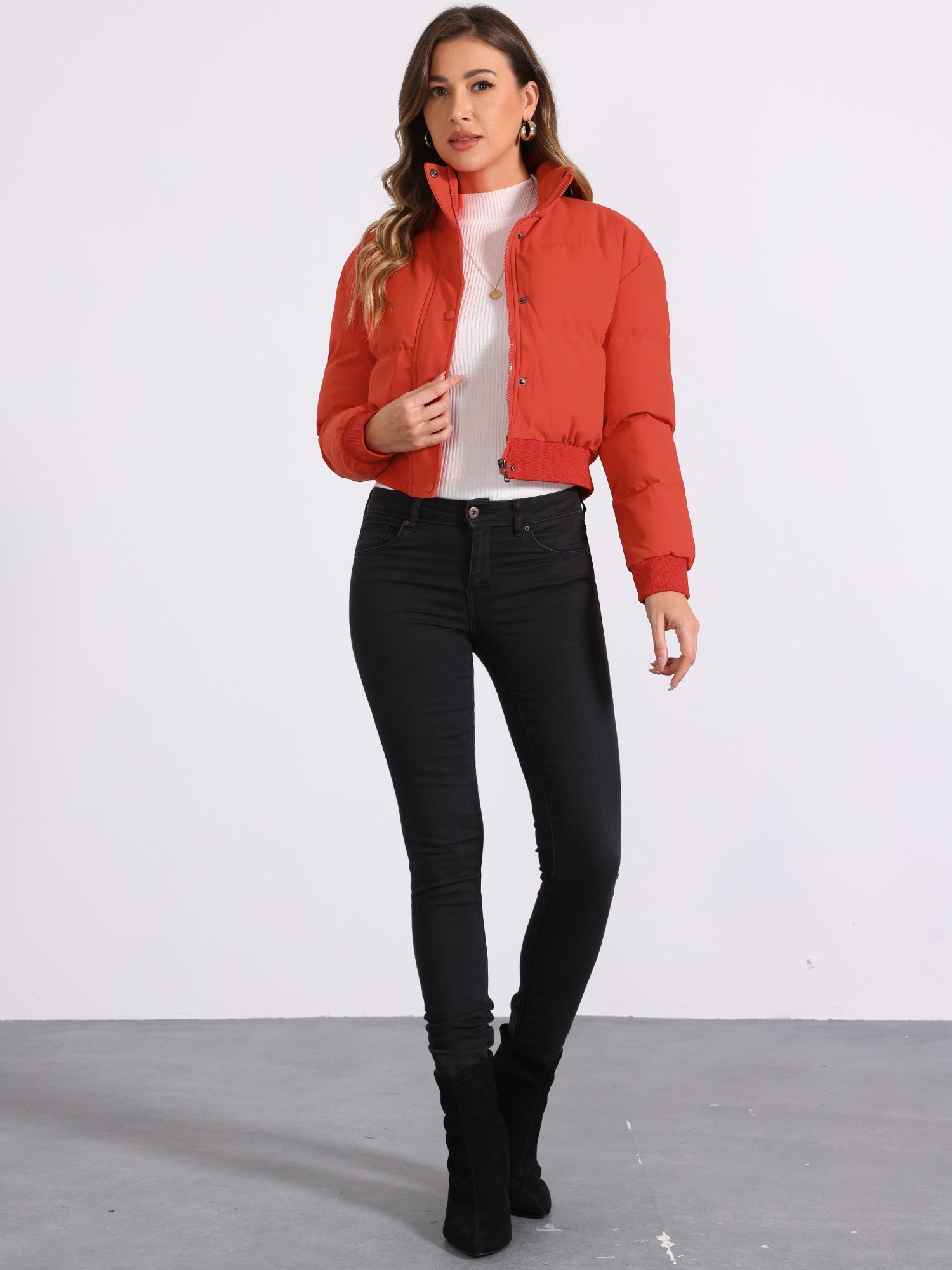 Chaqueta bomber desenfadada para mujer con cierre frontal de cremallera, cuello alto, diseño acolchado y estilo corto