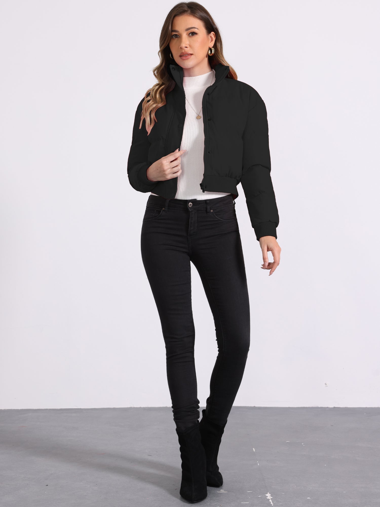 Chaqueta bomber desenfadada para mujer con cierre frontal de cremallera, cuello alto, diseño acolchado y estilo corto