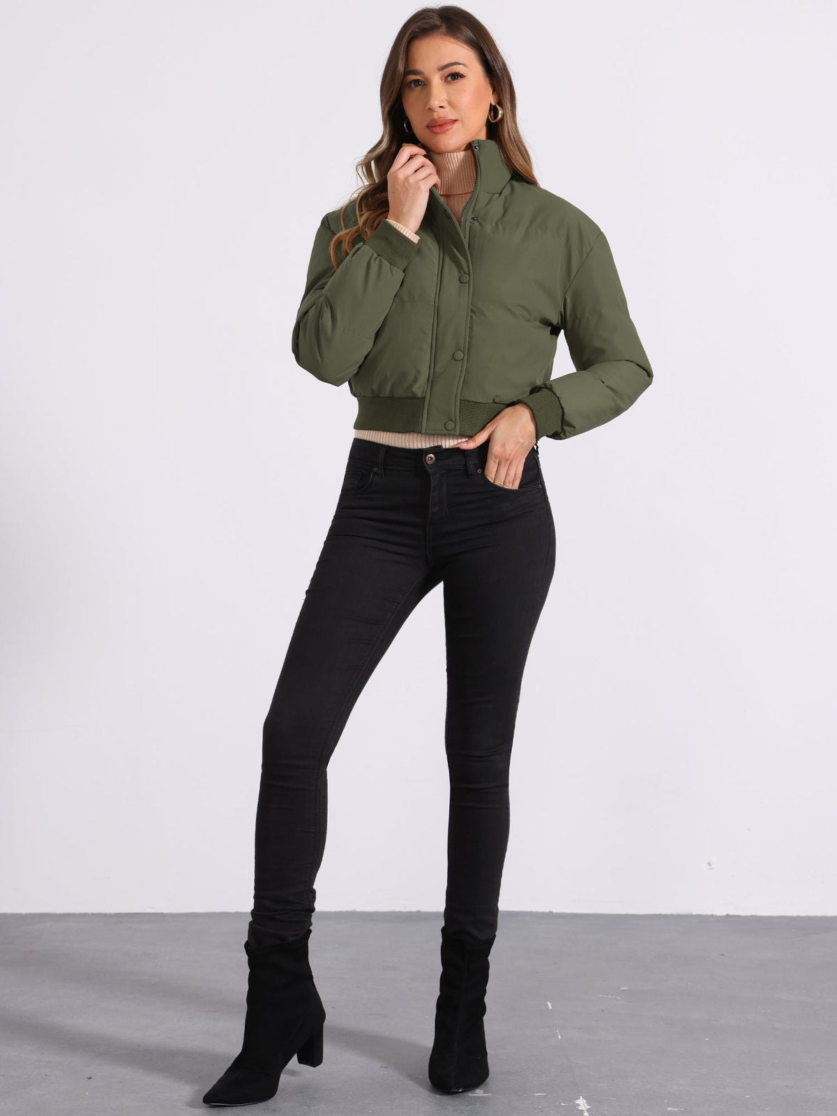 Chaqueta bomber desenfadada para mujer con cierre frontal de cremallera, cuello alto, diseño acolchado y estilo corto