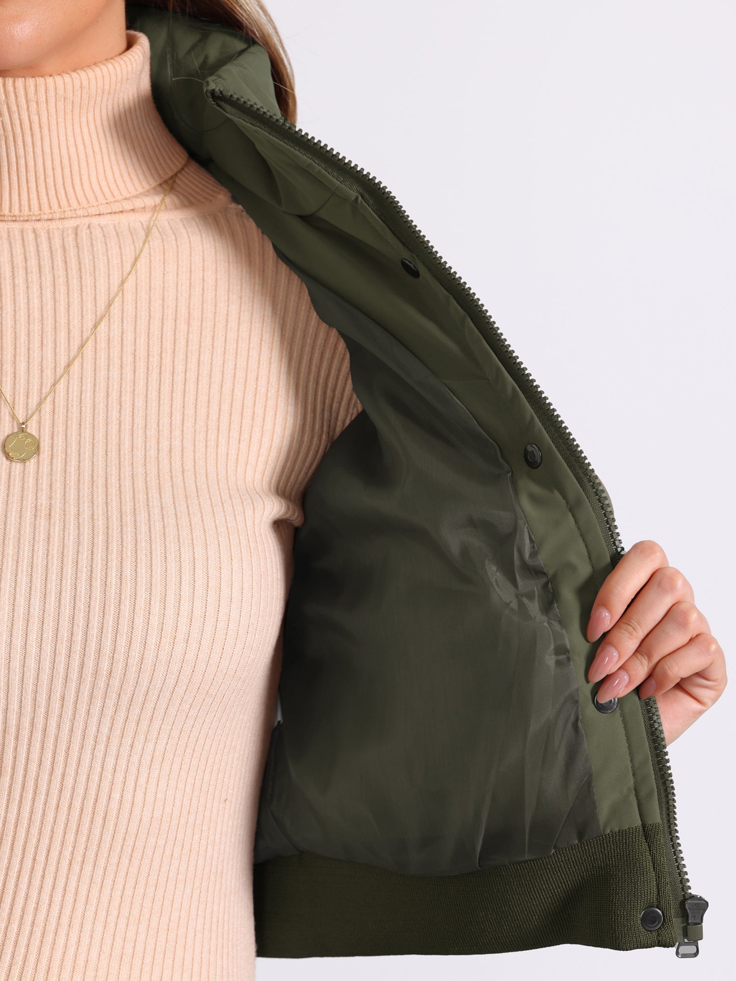 Chaqueta bomber desenfadada para mujer con cierre frontal de cremallera, cuello alto, diseño acolchado y estilo corto