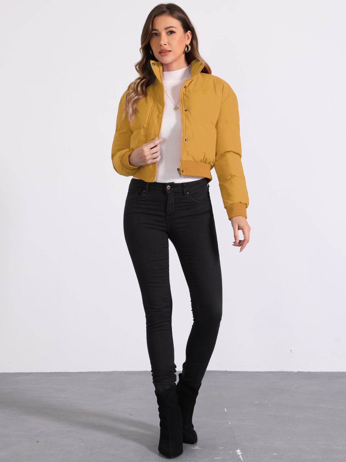 Chaqueta bomber desenfadada para mujer con cierre frontal de cremallera, cuello alto, diseño acolchado y estilo corto
