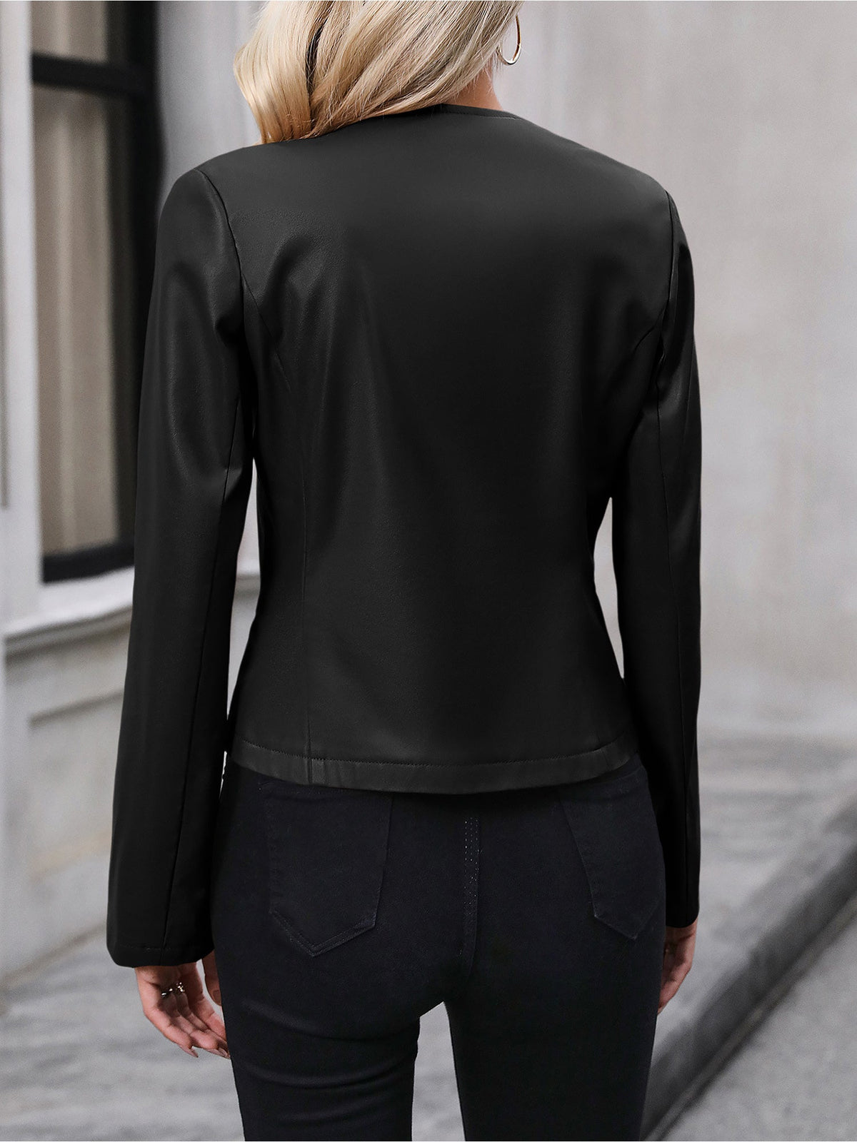 Esperanza / Chaqueta de cuero para mujer con cierre frontal de cremallera y corte cropped estilo motero.