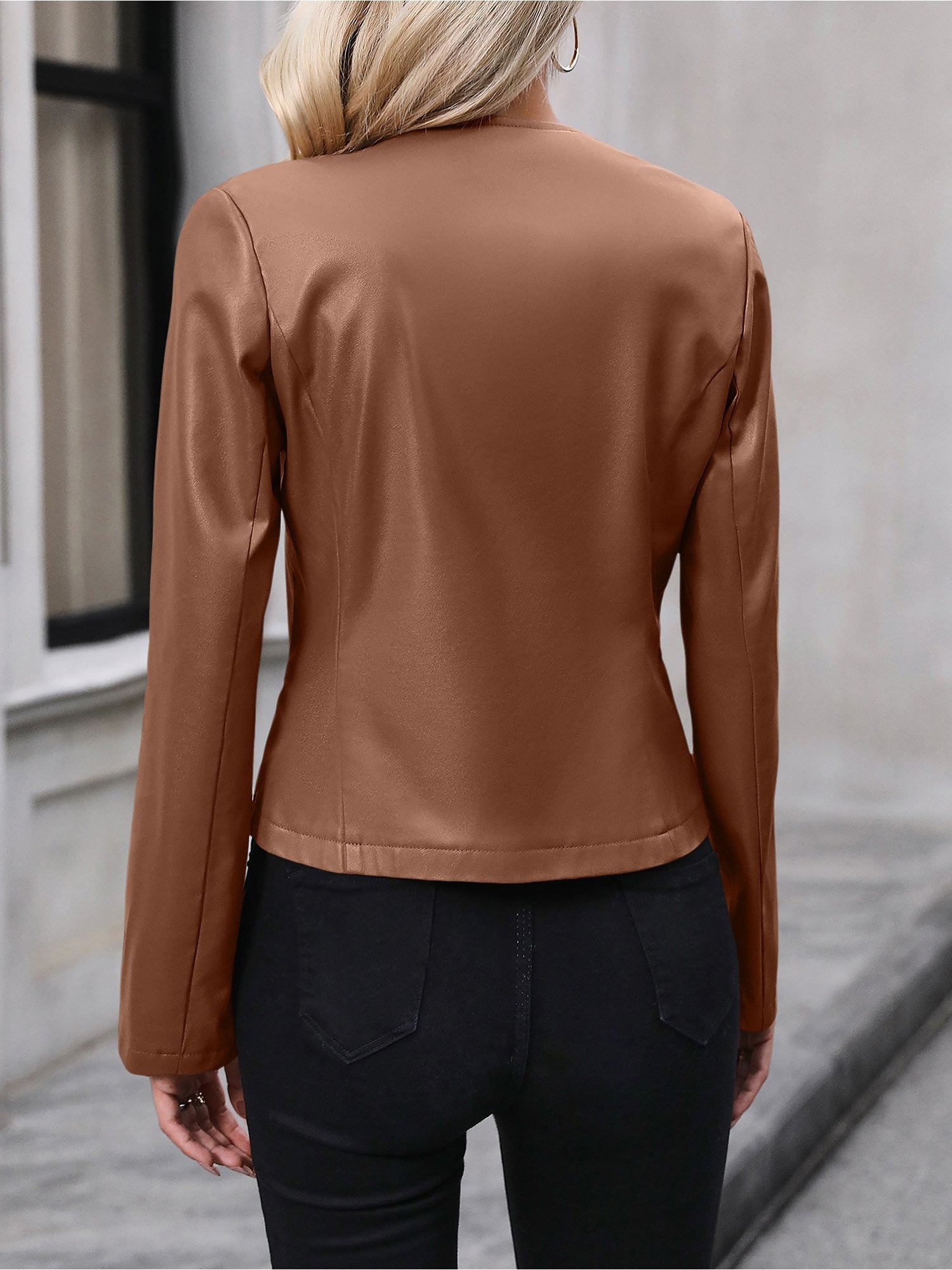 Esperanza / Chaqueta de cuero para mujer con cierre frontal de cremallera y corte cropped estilo motero.