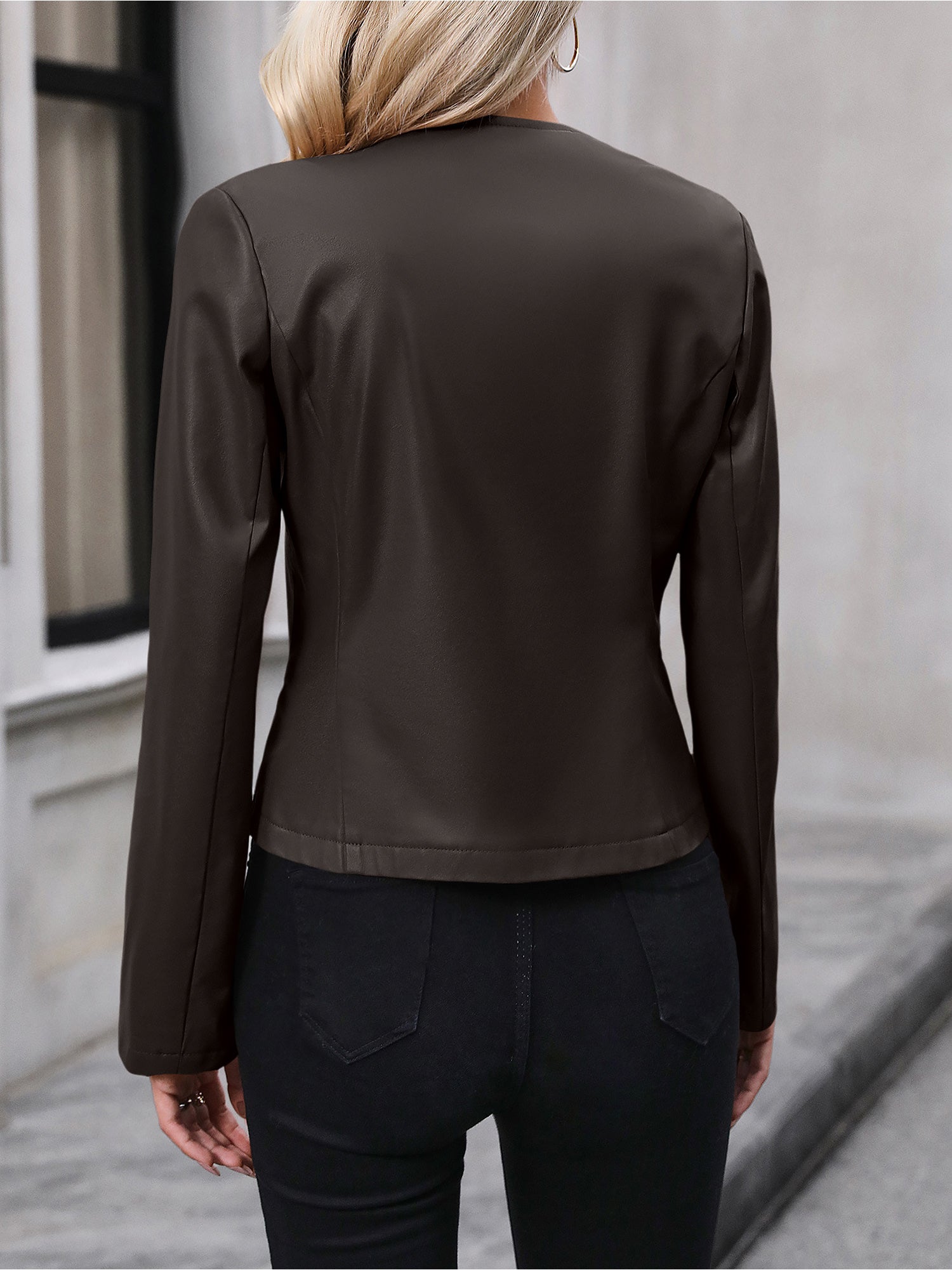 Esperanza / Chaqueta de cuero para mujer con cierre frontal de cremallera y corte cropped estilo motero.