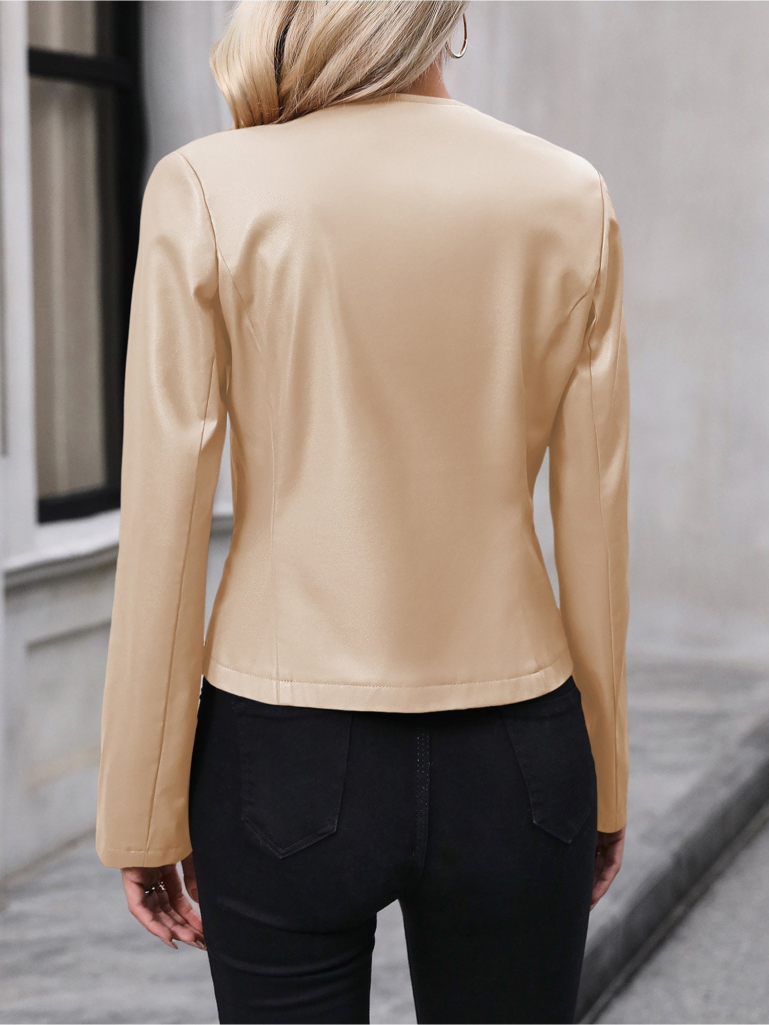 Esperanza / Chaqueta de cuero para mujer con cierre frontal de cremallera y corte cropped estilo motero.