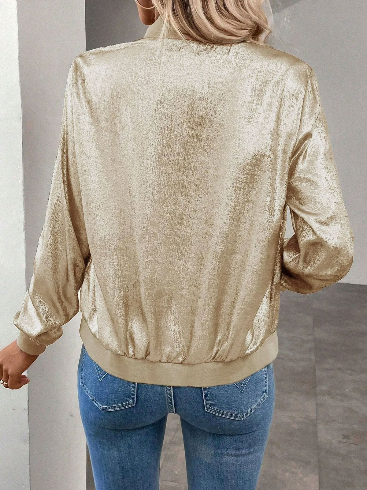 Chaqueta bomber dorada desenfadada para mujer con cierre frontal de cremallera, acabados de canalé y estilo corto