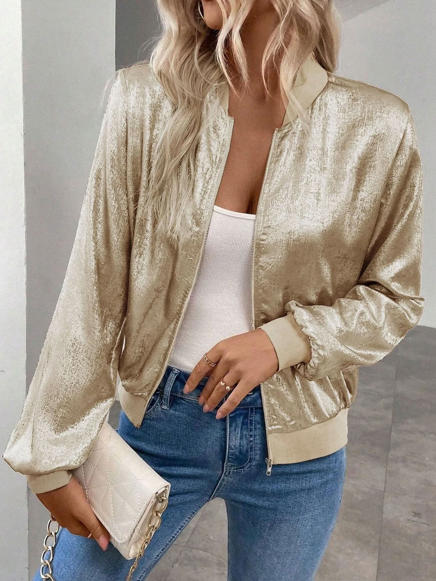 Chaqueta bomber dorada desenfadada para mujer con cierre frontal de cremallera, acabados de canalé y estilo corto