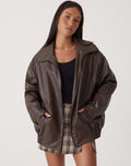 Alejandra / Chaqueta de cuero sintético para mujer con cuello camisero, manga larga y corte oversize relajado